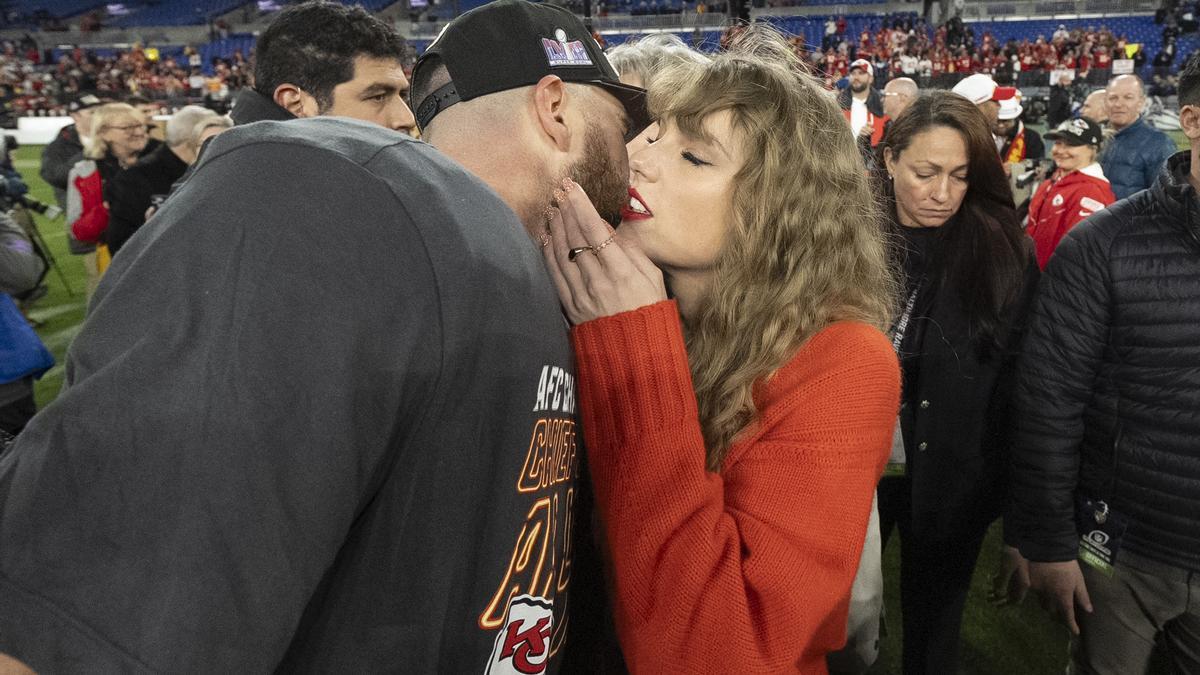 Taylor Swift y Travis Kelce tras un partido de los Kansas City Chiefs