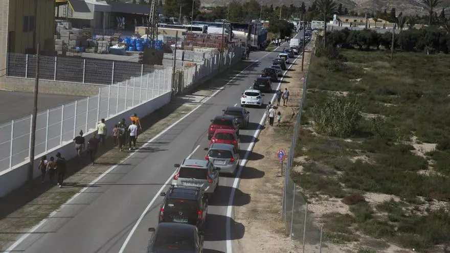 Alicante recuerda a sus seres queridos ausentes en un sentido día de Todos los Santos