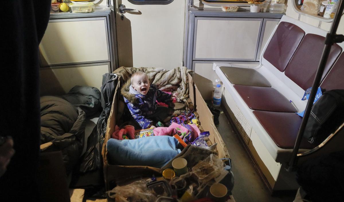 Unos ucranianos se refugian en el interior de una cabina de tren en una estación de metro en Kyiv, Ucrania, 13 de marzo de 2022.