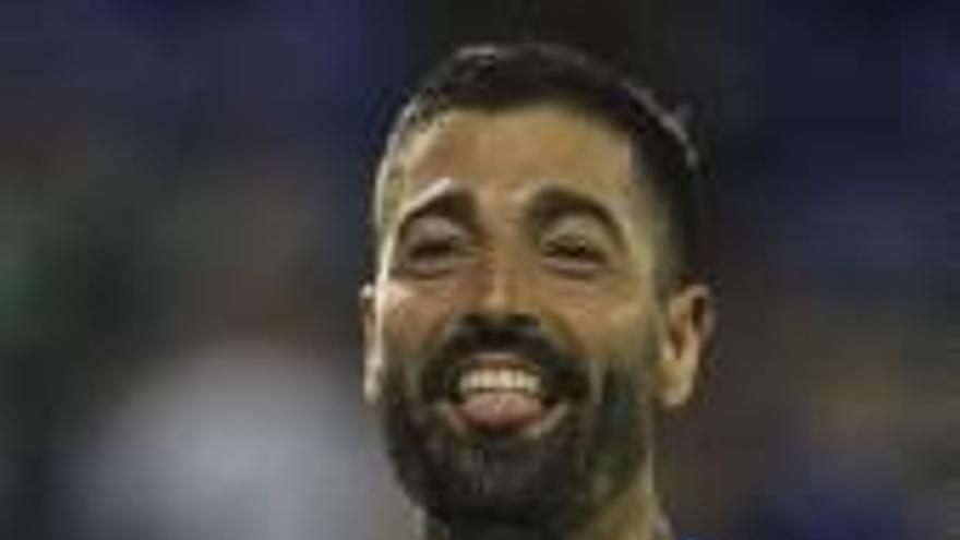 Carlos Martínez sonríe tras anotar el 1-0 ante el Ebro.
