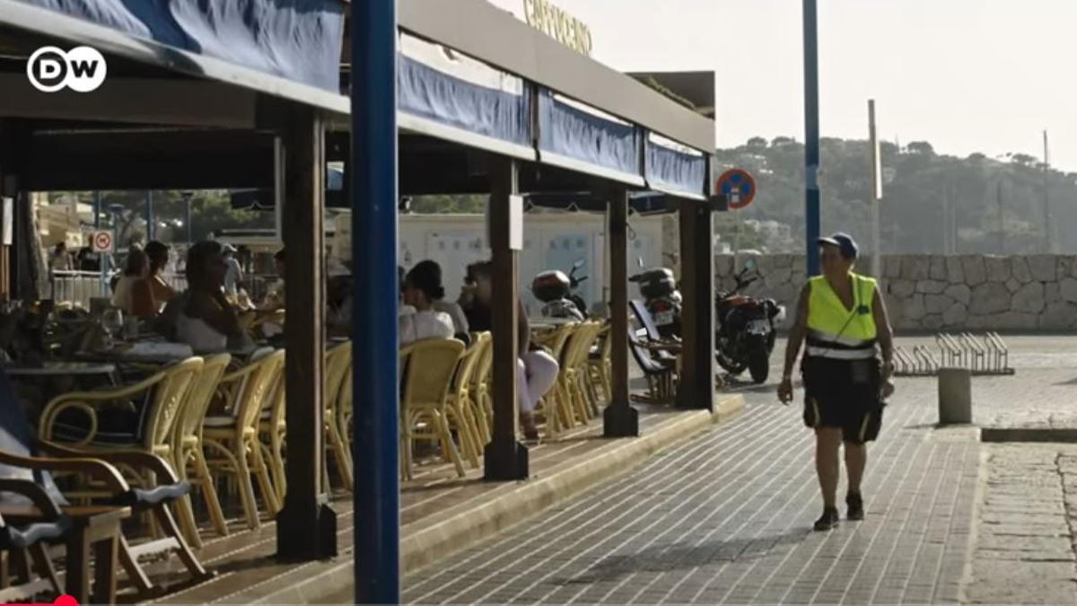 Begoña, controladora de la ORA en el Port d'Andratx, una de las protagonistas del documental