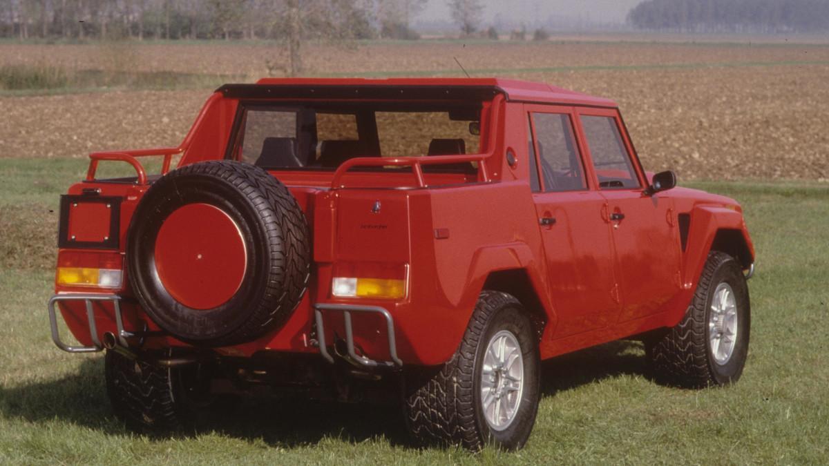 Fabricado hasta 1992 en una serie muy limitada, el LM002 combinaba lujo, músculo y una capacidad off-road poco común.
