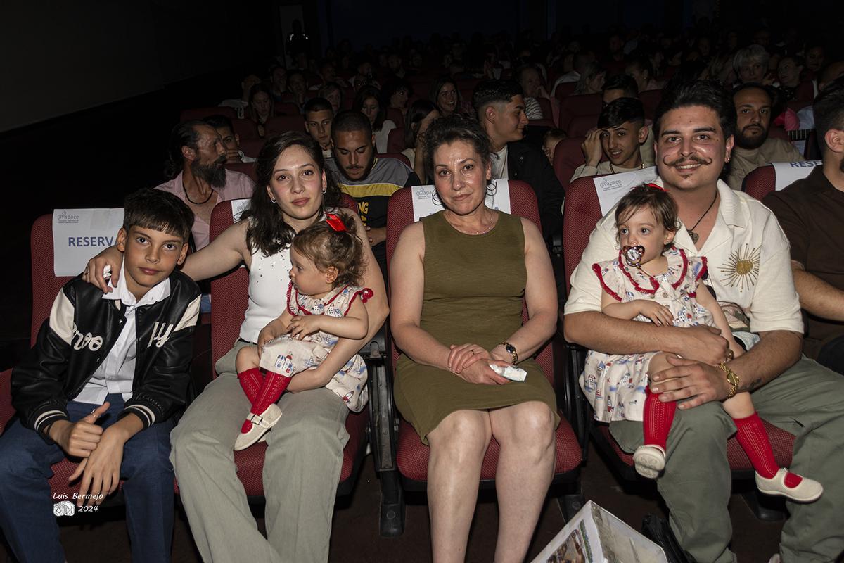 Fernando y Cristina, los padres de Carmela con miembros de la familia.