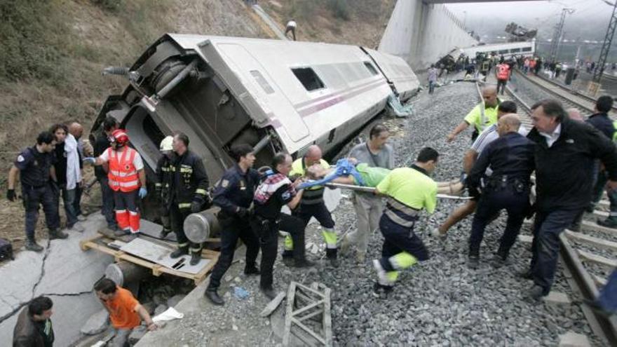 Iván Rodríguez (primero por la izquierda) fue uno de los primeros policías en llegar al lugar del accidente.  // Xoán Álvarez