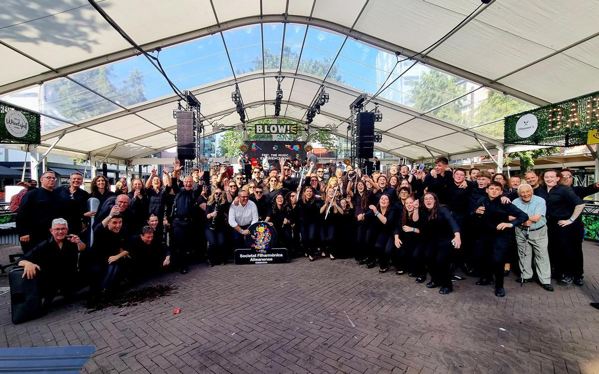 Los músicos de la SFA posan tras el concierto ofrecido en la WMC de Kerkrade