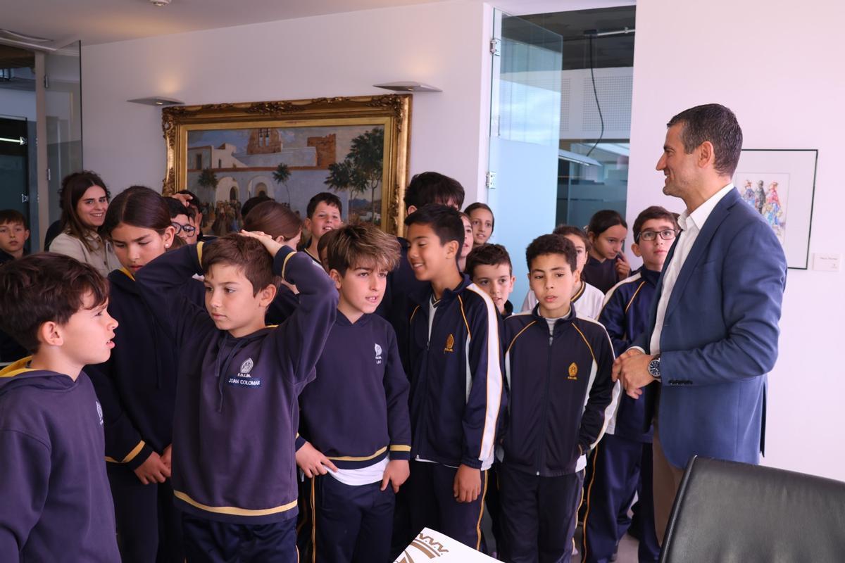 Los alumnos de 5º de Primaria del Colegio Can Bonet visitan el Ayuntamiento de Sant Antoni