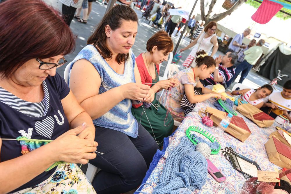 Un grupo de mujeres enseña en plena plaza de la Constitución de Almoradí las tradicionales labores de tejer y bordar para mantener la tradición