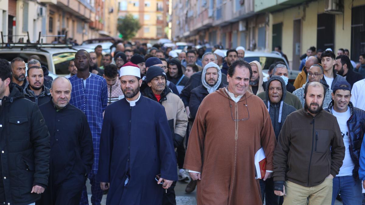 Musulmanes y católicos marchan juntos en Torrent contra la violencia