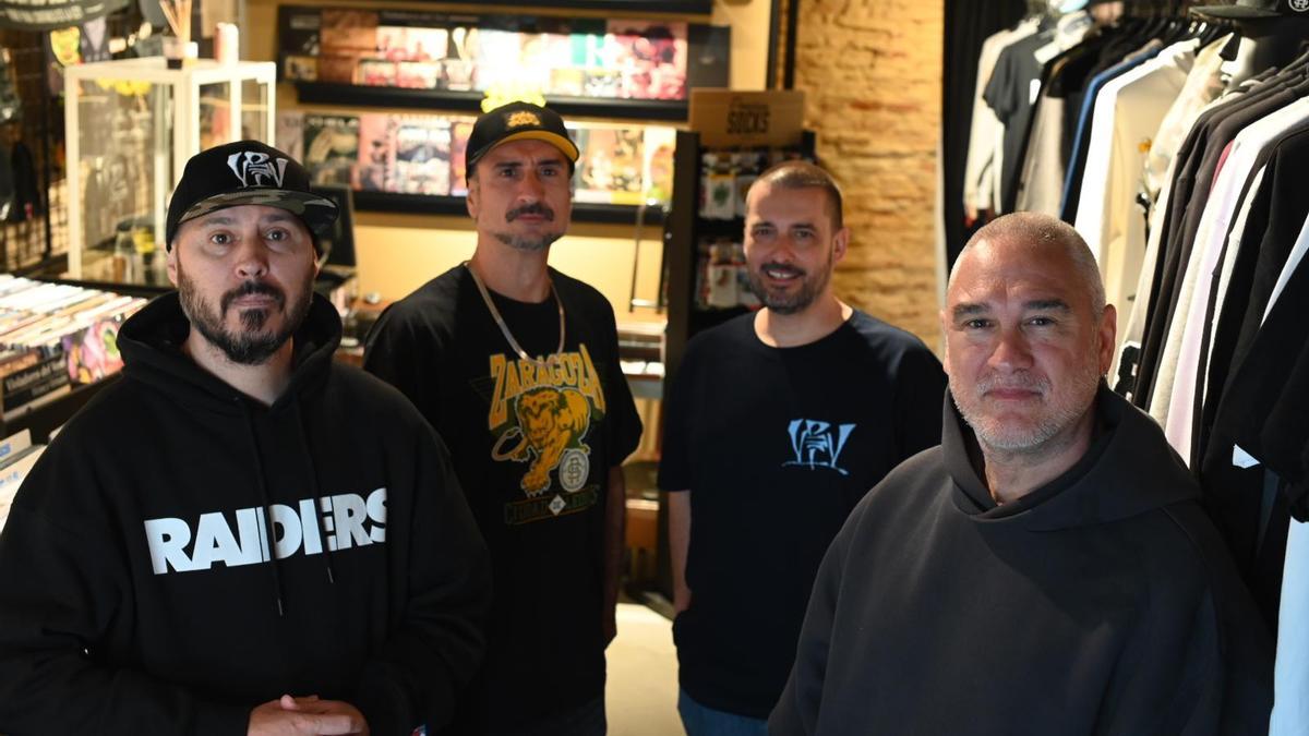Los Violaldores del Verso en la inauguración de su nueva tienda.