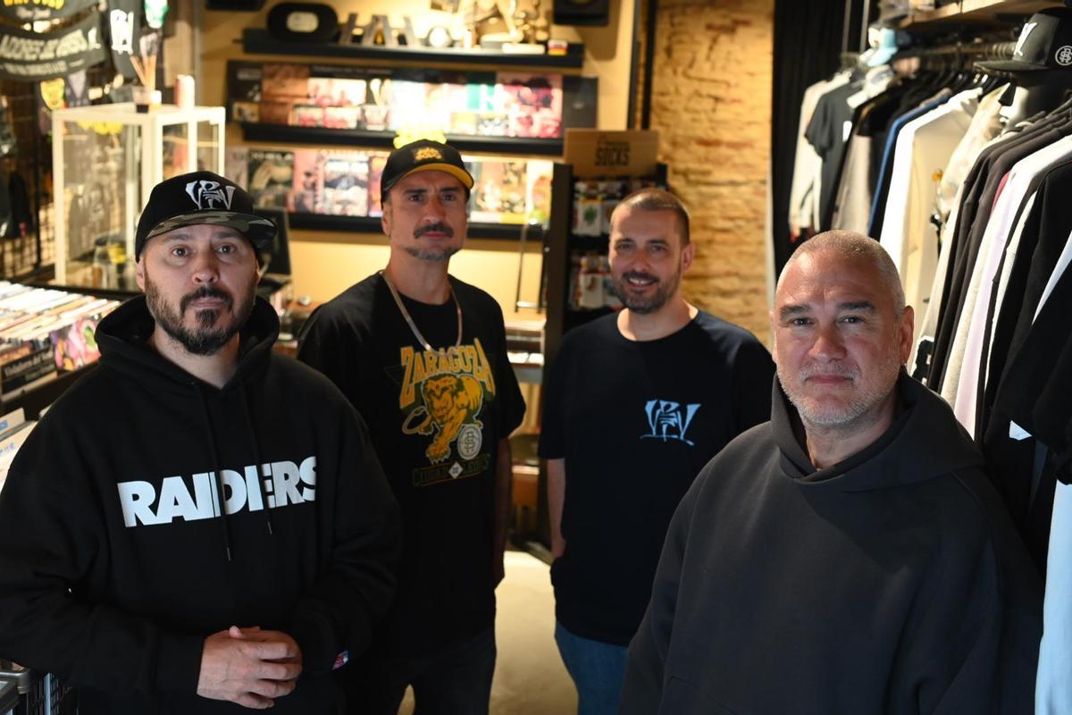 Los Violaldores del Verso inauguran su nueva tienda