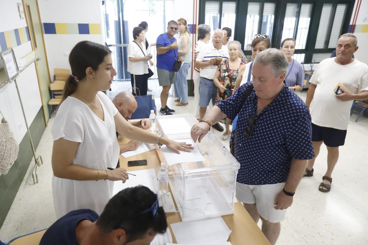 A votar con abanico y el botellín de agua: la jornada del 23J en Córdoba, en imágenes A votar con abanico y el botellín de agua: la jornada del 23J en Córdoba, en imágenes