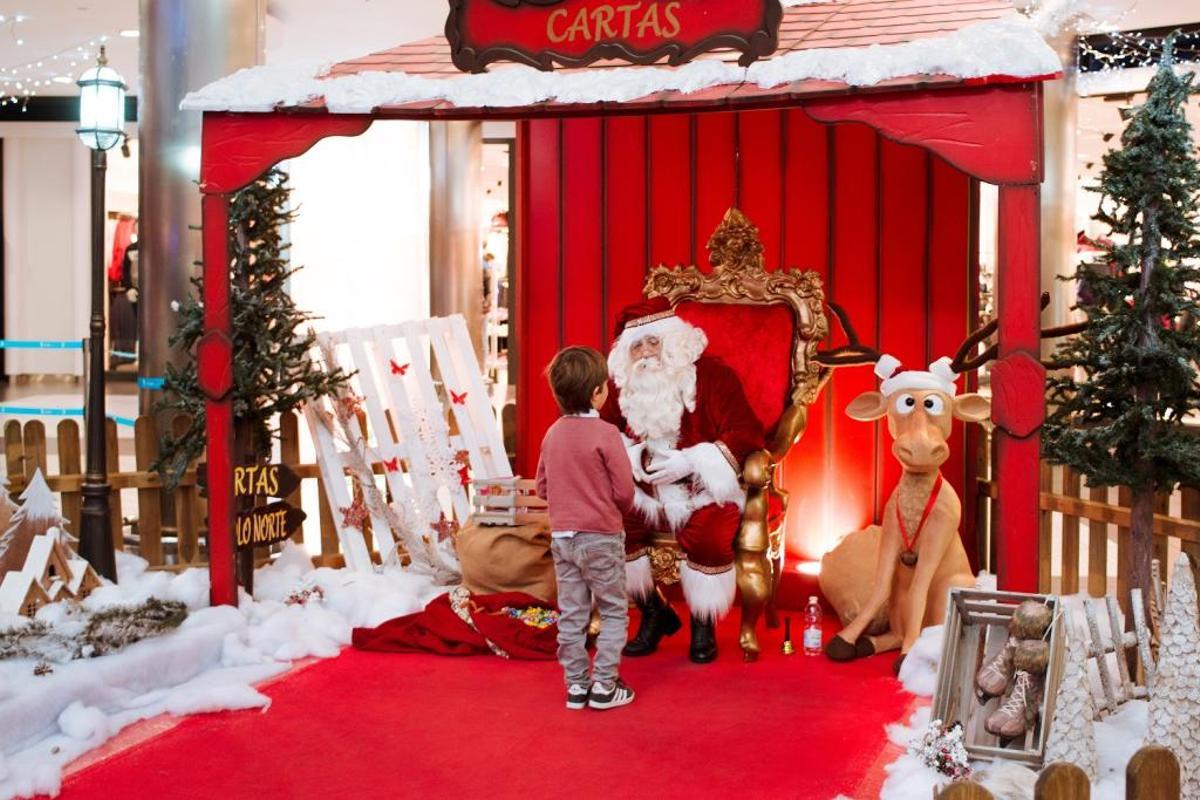 El Centro Comercial Saler recibe la navidad de una forma muy divertida.