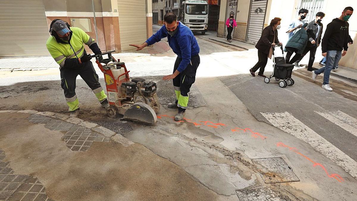 Trabajos iniciados ayer para lograr accesibilidad y dar prioridad a los peatones en tres nuevas calles del casco histórico ilicitano como parte del llamado Plan Centro. | ANTONIO AMORÓS