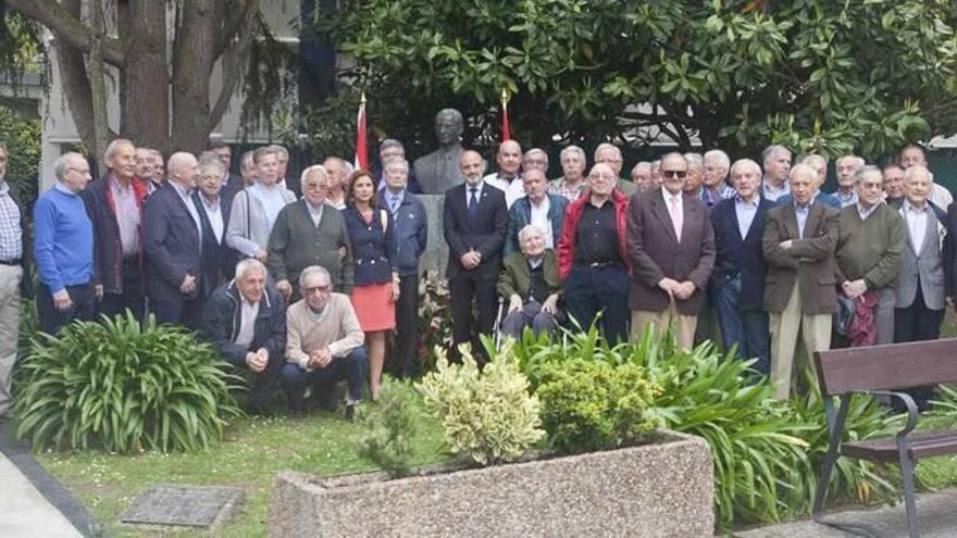 Veteranos y directivos, junto al busto de Jesús Revuelta.