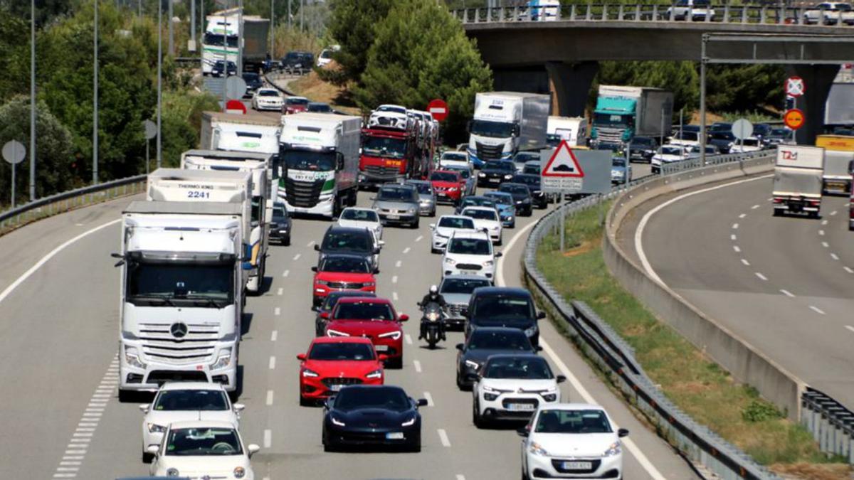 Cua de vehicles a l’AP-7, a l’alçada de Martorell | ACN