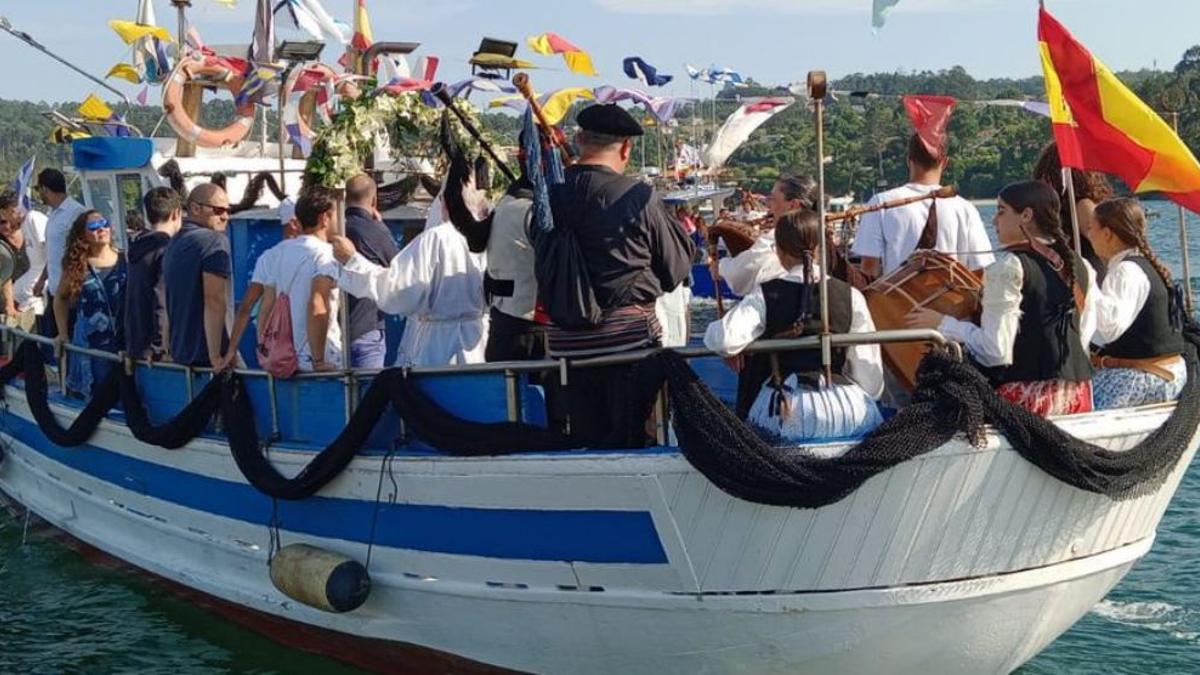 Procesión marítima de la fiesta del Carmen en Lorbé.