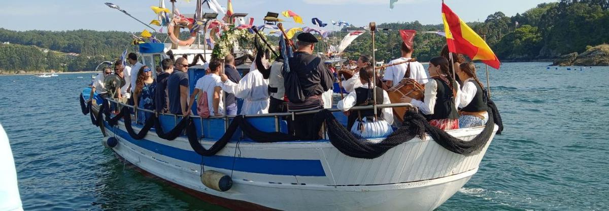 Procesión marítima de la fiesta del Carmen en Lorbé. |  L.L.