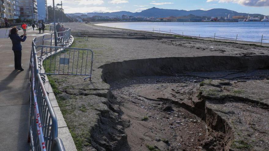 Aspecto que presentaba ayer la zona del socavón. |  Iñaki Abella