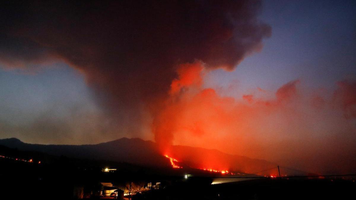 Nächtliches Bild des Vulkanausbruchs auf La Palma.