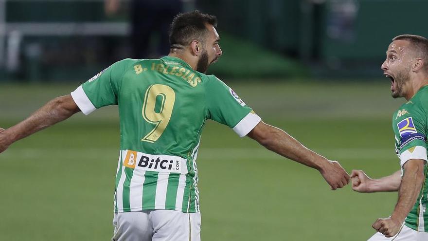 Borja Iglesias celebra uno de sus goles ante el Granada