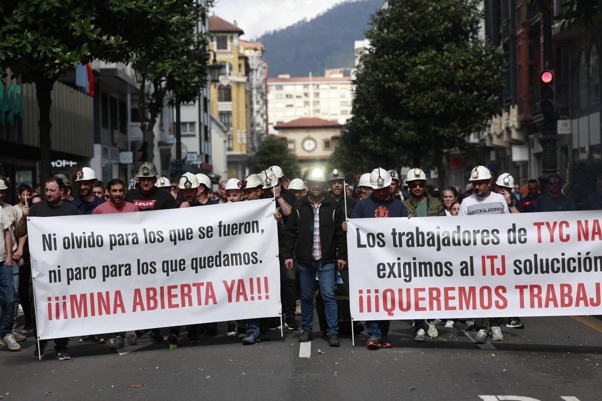 La manifestación de los mineros en calle Uría.
