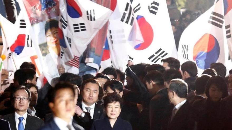 La expresidenta de Corea del Sur abandona la residencia oficial tras su destitución