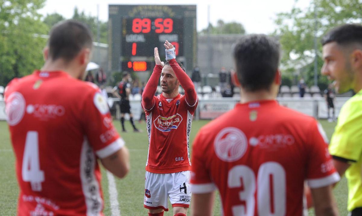 Javicho sale del campo entre aplausos en un partido en el Municipal de A Estrada. |  // BERNABÉ