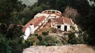 Fue refugio de un asesino y ahora la usan para ritos satánicos: la casa abandonada en España que dio pánico a Iker Jiménez