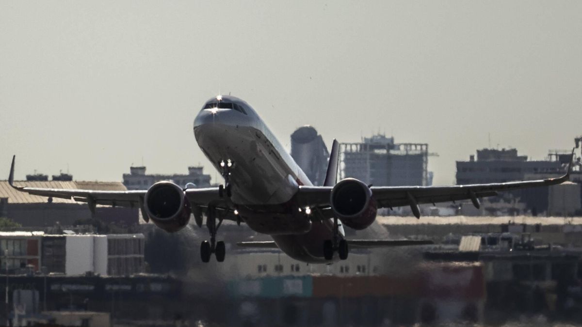 Un avión despegando en el aeropuerto de Valencia.