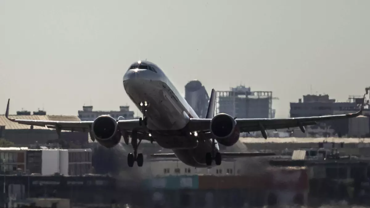 Desalojan de un avión a un grupo de adolescentes judíos tras comprometer la seguridad de un vuelo en València