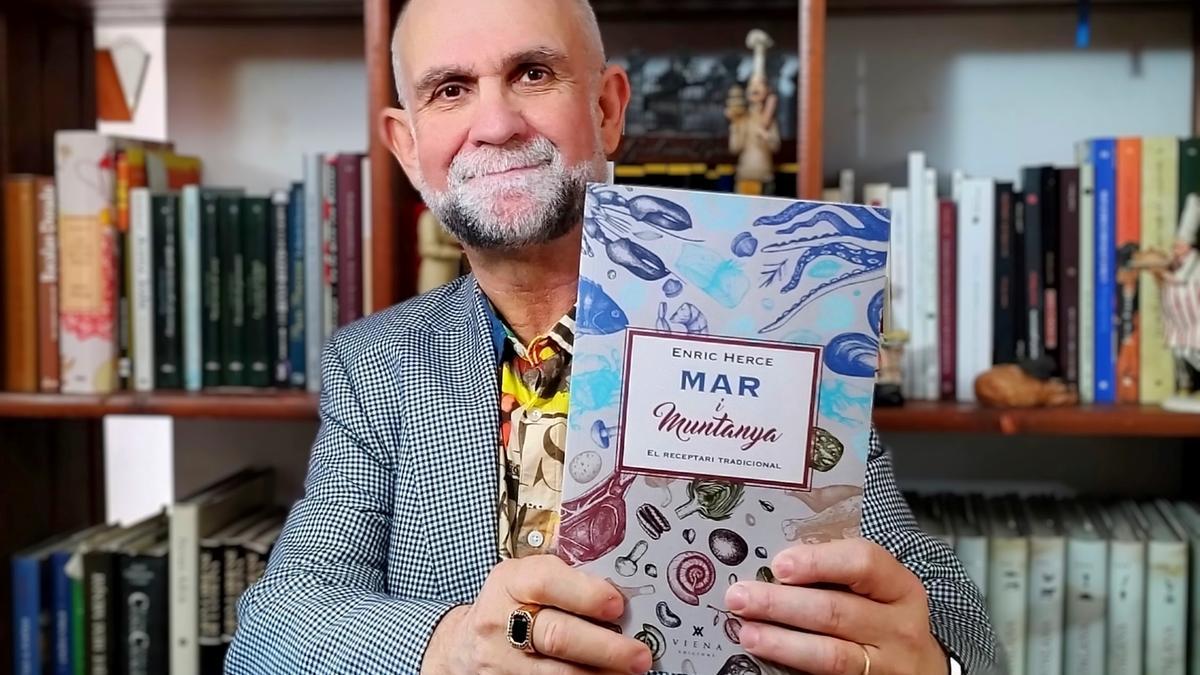 Enric Herce mostra un exemplar del seu llibre sobre la cuina de mar i muntanya.