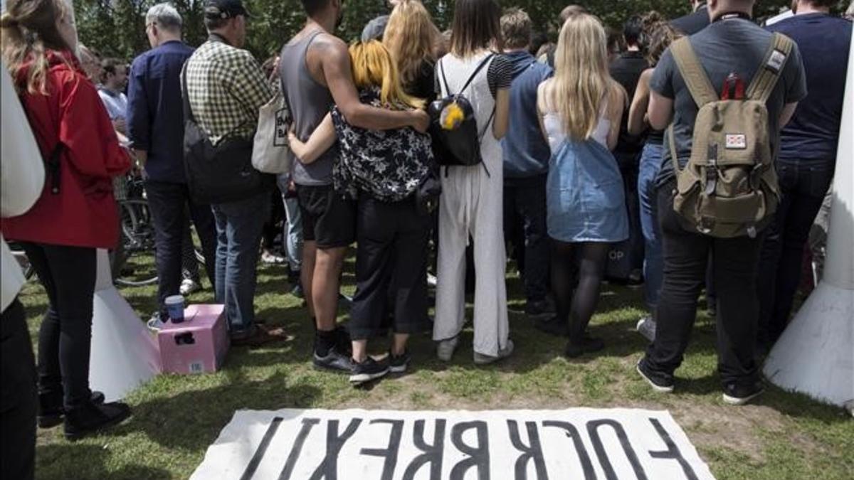 Un grupo de jóvenes protestan en Parliament Square al día siguiente de salir vencedora la opción del 'brexit', este sábado, en Londres.