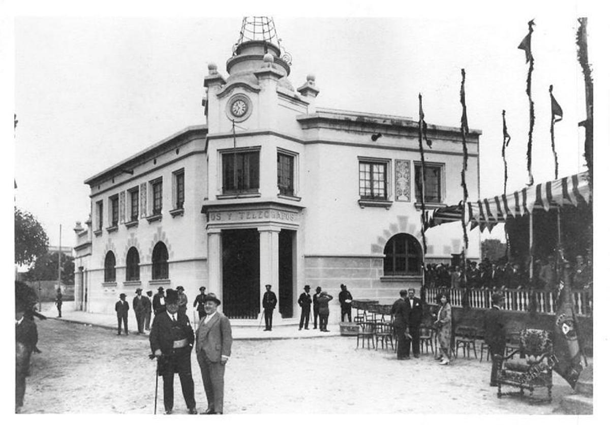 Inauguración del edificio de Correos y Telégrafos de L'Hospitalet el 23 de octubre de 1927, obra del arquitecto Ramon Puig i Gairalt.