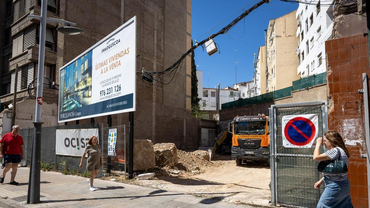 Comienzan las obras de los nuevos pisos de lujo en la avenida Goya en Zaragoza.