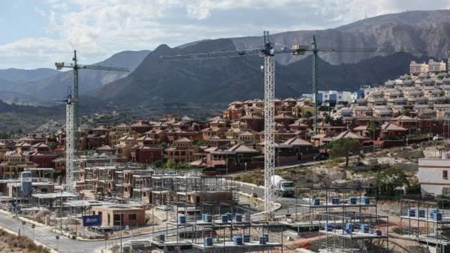 Finestrat prohíbe durante el verano las obras ruidosas tras las quejas vecinales