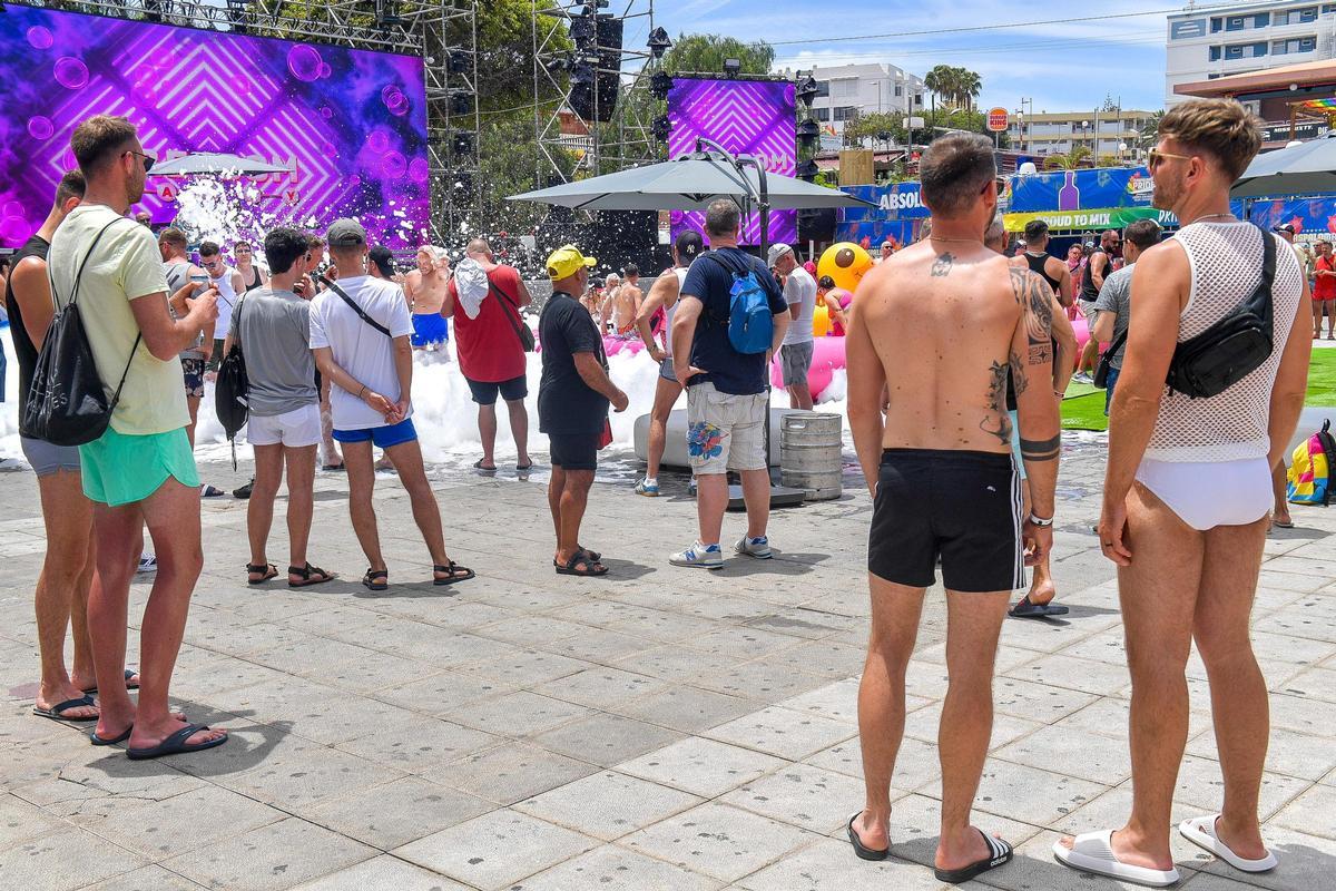 Fiesta de la espuma en el Maspalomas Pride 2024