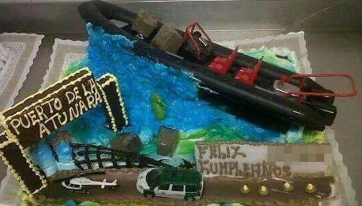 Una tarta de cumpleaños compuesta por una narcolancha escapando de la Guardia Civil.