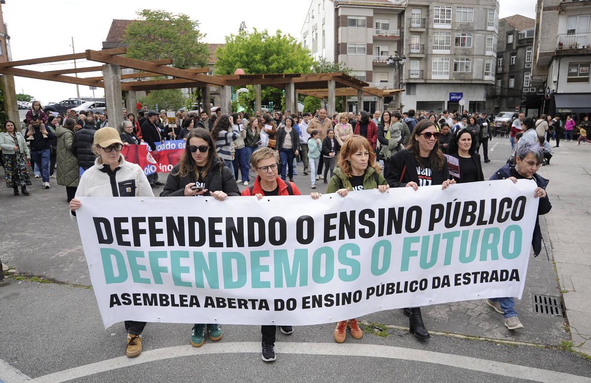 Centares de manifestantes recorren las calles de A Estrada.