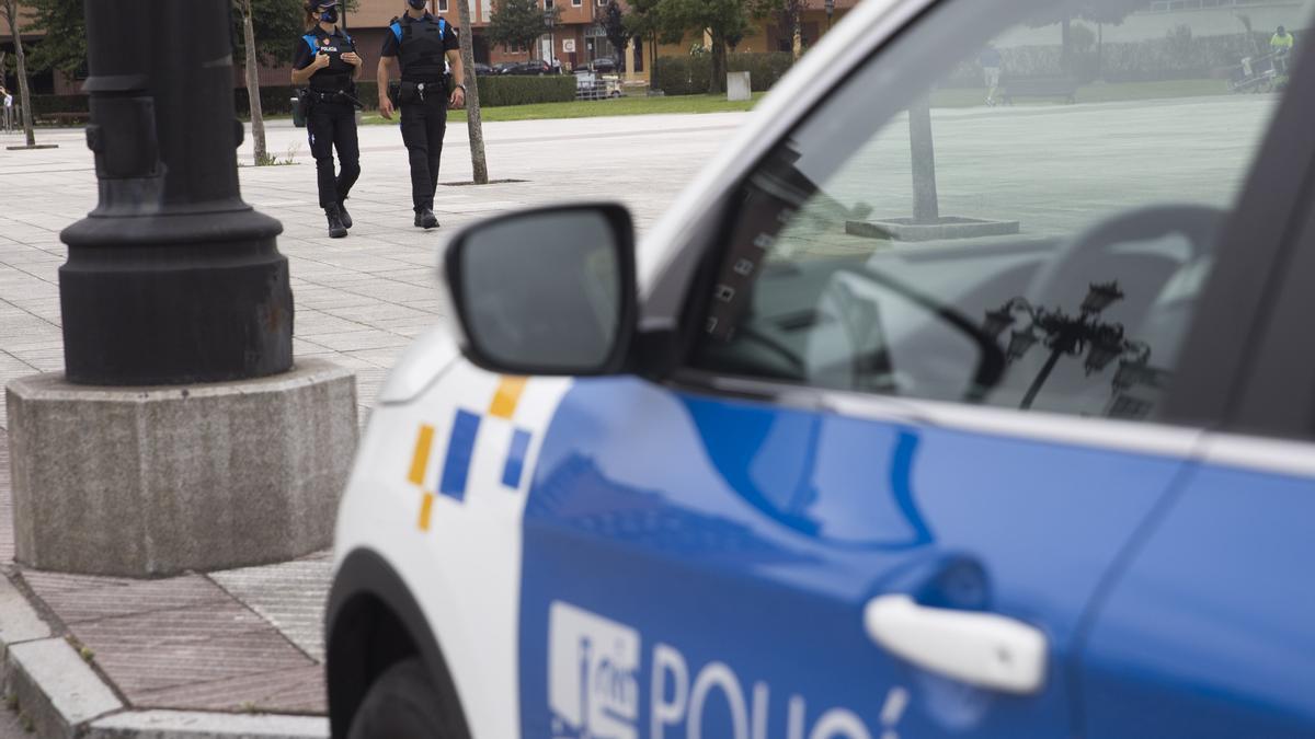 Agentes de la Policía Local en La Corredoria.