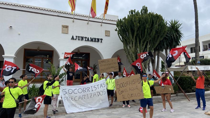Protesta en Ibiza de socorristas frente al Ayuntamiento de Sant Josep