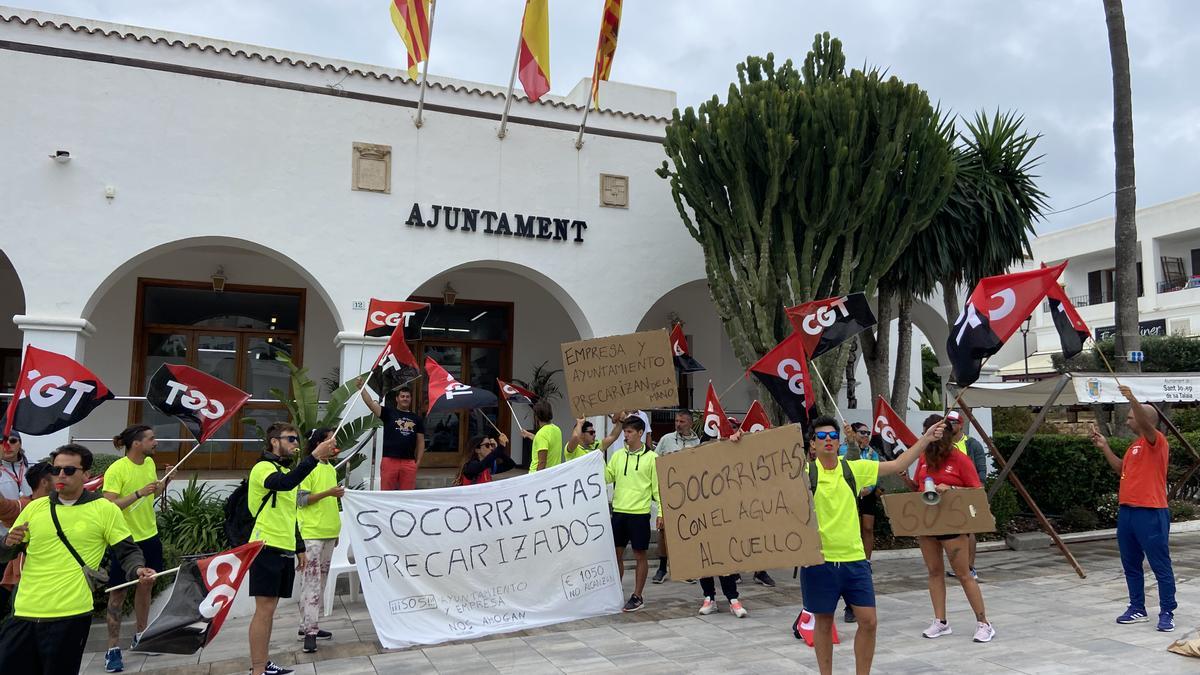 Un instante de la concentración llevada a cabo el lunes frente al Ayuntamiento de Sant Josep.