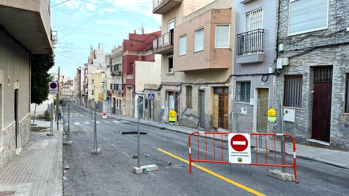 La calle Ángel de Crevillent presenta este aspecto, a la derecha se observa el edificio de tres plantas