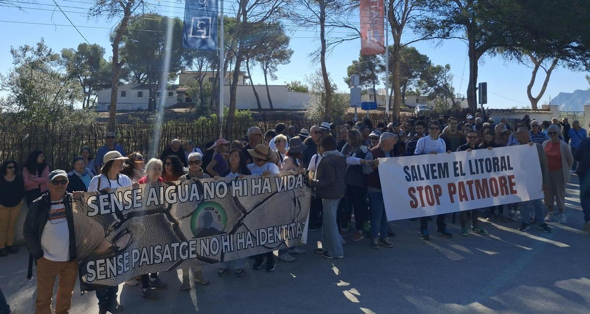 Participantes en la protesta y, detrás, el terreno del Tossal de l'Asprar