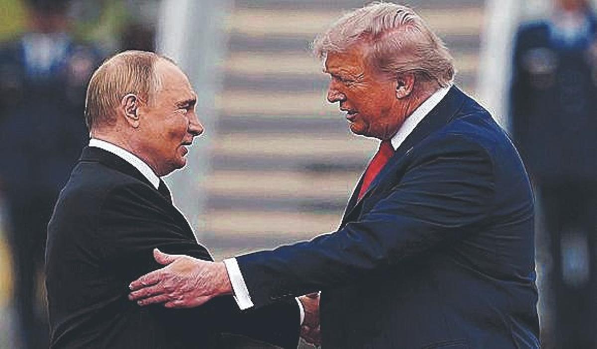 Donald Trump saluda a Vladímir Putin a su llegada a Alaska para la cumbre del pasado agosto.