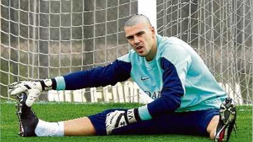 Víctor Valdés exercitant-se ahir a la Ciutat Esportiva; el porter torna avui a la titularitat contra l&#039;Elx.