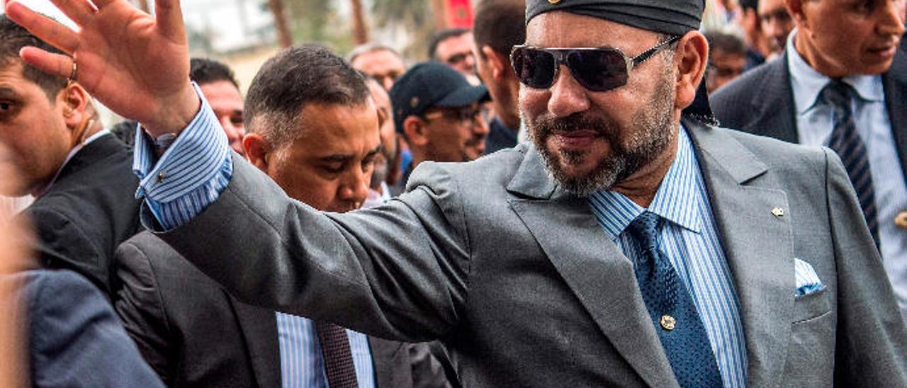 El monarca alauí, Mohamed VI, saluda a los ciudadanos en Rabat.