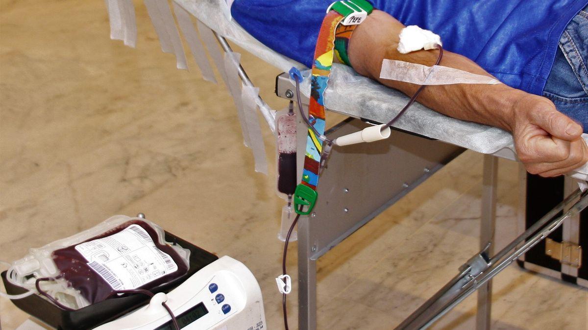 Un ciudadano en el momento de donar su sangre en un centro hospitalario de Extremadura.