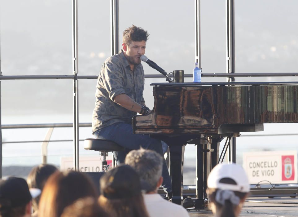 El público asistente al concierto de ayer de Pablo López. // Alba Villar