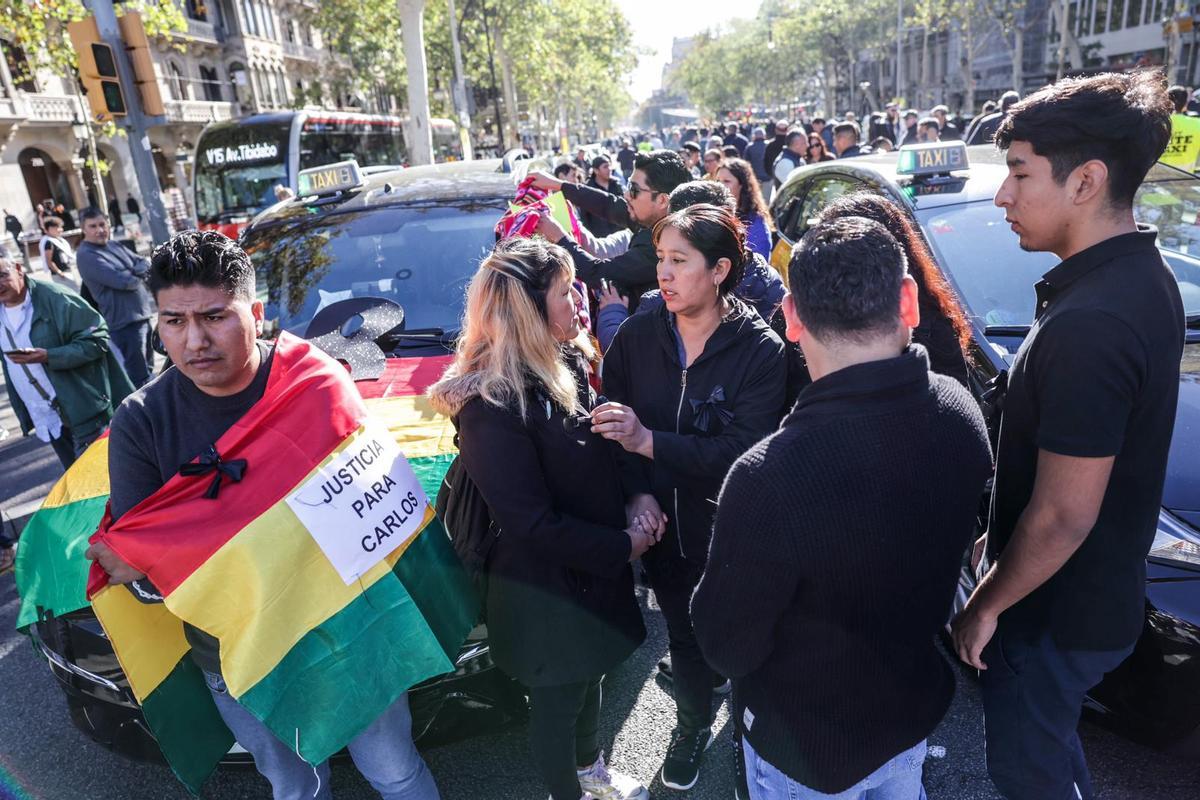 Familiares de Carlos, el taxista que murió tras ser agredido, en la marcha lenta de taxis de Barcelona