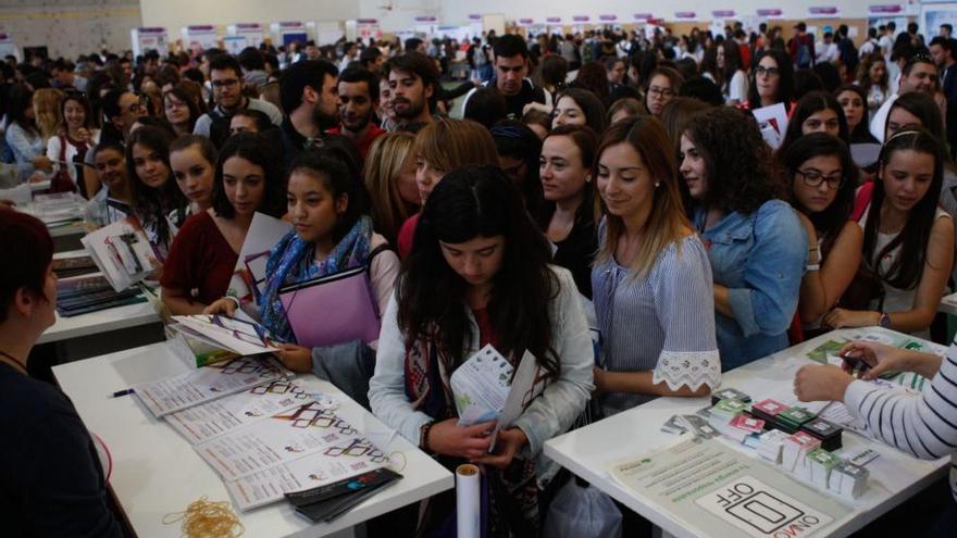 Los estudiantes, en la feria inaugural.